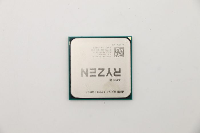 Lenovo AMD Ryzen3 PRO 3200GE 3.3GHz/4 - W125673567